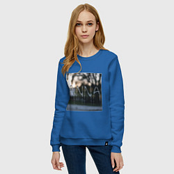 Свитшот хлопковый женский Имя Анна из капель дождя, цвет: синий — фото 2