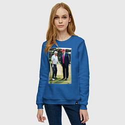 Свитшот хлопковый женский Джо и Дональд на поле для гольфа, цвет: синий — фото 2