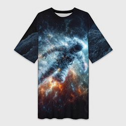 Женская длинная футболка Космонавт парит в космосе среди звезд