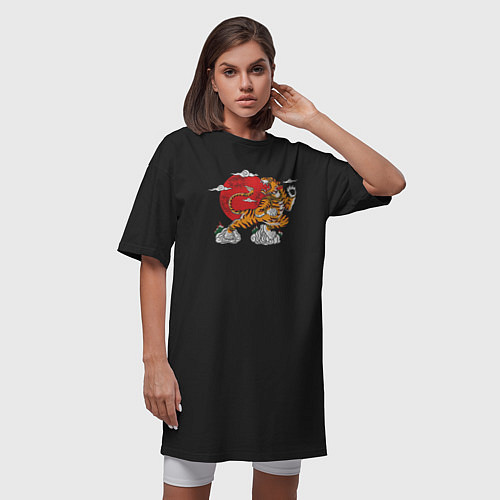 Женская футболка-платье Тигр в закате / Черный – фото 3