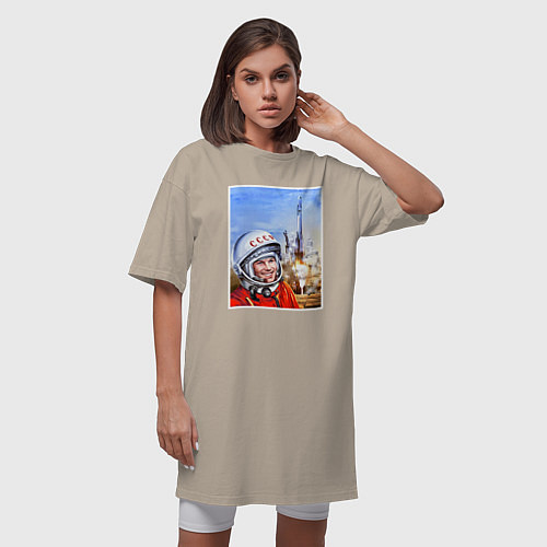 Женская футболка-платье Юрий Гагарин на космодроме / Миндальный – фото 3