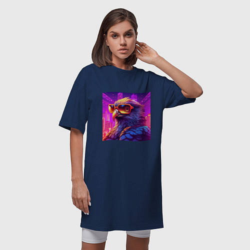 Женская футболка-платье Сокол на фоне неонового города / Тёмно-синий – фото 3