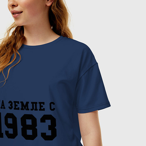 Женская футболка оверсайз На Земле с 1983 / Тёмно-синий – фото 3