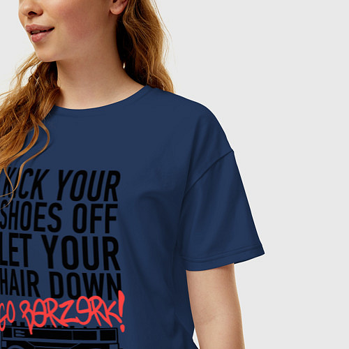 Женская футболка оверсайз Kick your shoes / Тёмно-синий – фото 3