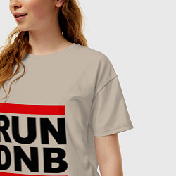 Футболка оверсайз женская RUN DNB, цвет: миндальный — фото 2