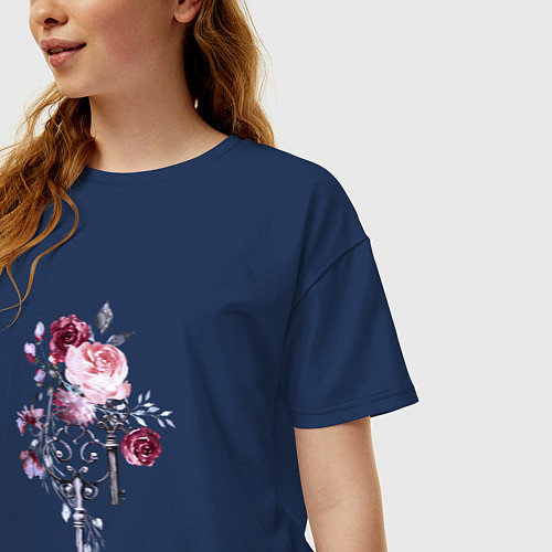 Женская футболка оверсайз Розы И Ключи / Тёмно-синий – фото 3