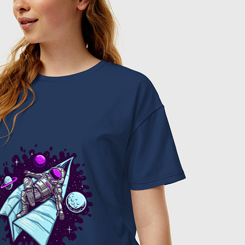 Женская футболка оверсайз Астронавт на самолетике / Тёмно-синий – фото 3