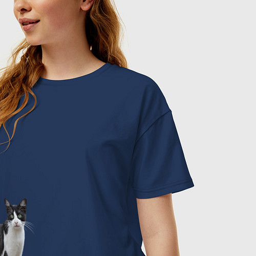 Женская футболка оверсайз Смотрящая кошка / Тёмно-синий – фото 3