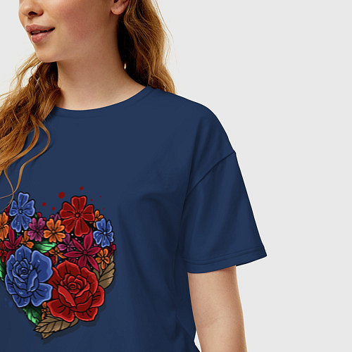 Женская футболка оверсайз Цветочное сердце / Тёмно-синий – фото 3