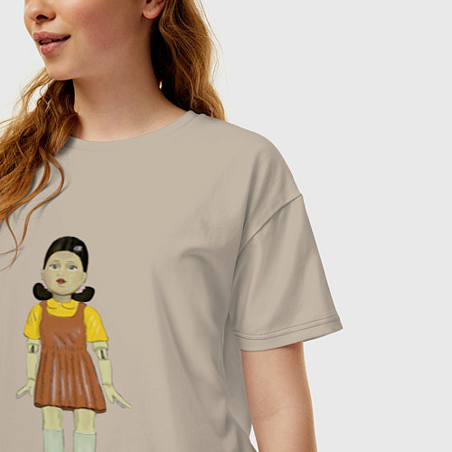 Женская футболка оверсайз Игра в кальмара: Кукла / Миндальный – фото 3