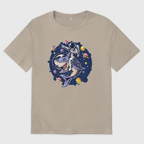 Женская футболка оверсайз Космонавт верхом на акуле / Миндальный – фото 1