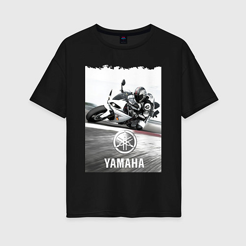 Женская футболка оверсайз YAMAHA на вираже / Черный – фото 1