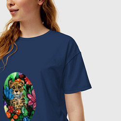 Футболка оверсайз женская Гепард в сад с тропическими цветами, цвет: тёмно-синий — фото 2