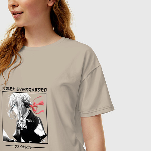 Женская футболка оверсайз Вайолет Эвергарден в квадрате с иероглифами / Миндальный – фото 3