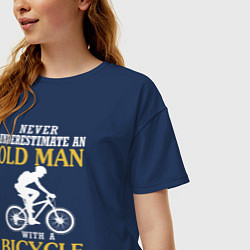 Футболка оверсайз женская Никогда не недооценивайте старика с велосипедом, цвет: тёмно-синий — фото 2