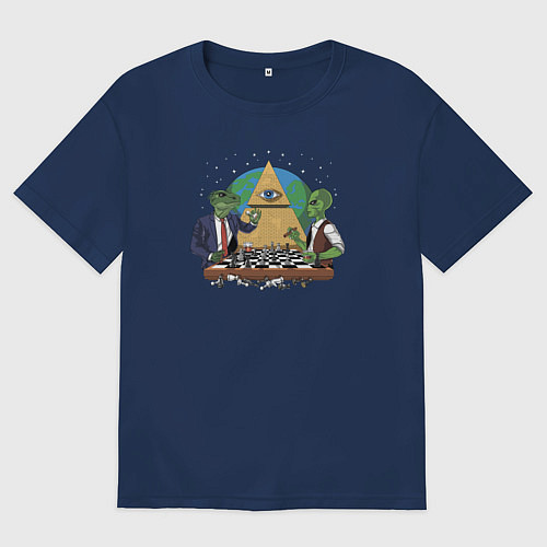 Женская футболка оверсайз Рептилоид играет в шахматы против Зеленого человеч / Тёмно-синий – фото 1