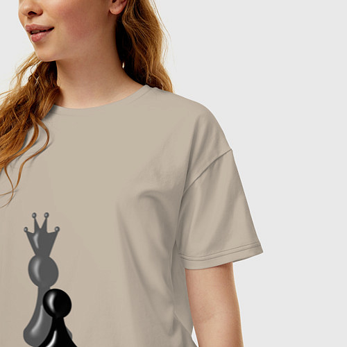 Женская футболка оверсайз За каждой пешкой тень Королевы / Миндальный – фото 3