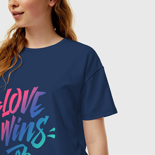 Женская футболка оверсайз Любовь побеждает / Тёмно-синий – фото 3