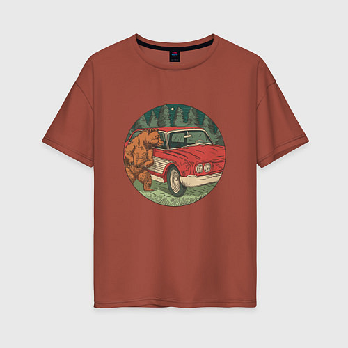 Женская футболка оверсайз Медведь и машина в лесу / Кирпичный – фото 1