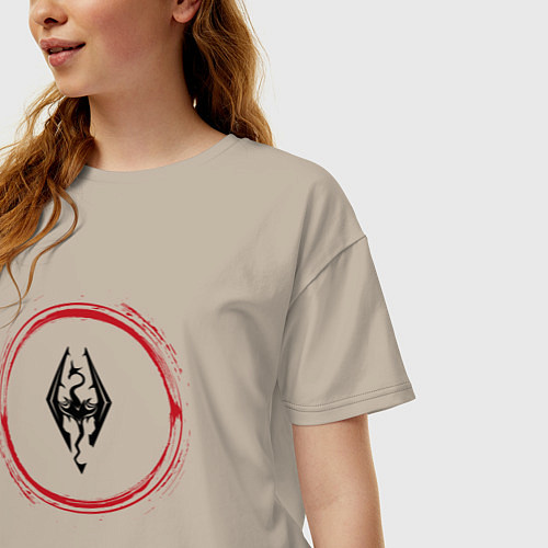Женская футболка оверсайз Символ Skyrim и красная краска вокруг / Миндальный – фото 3