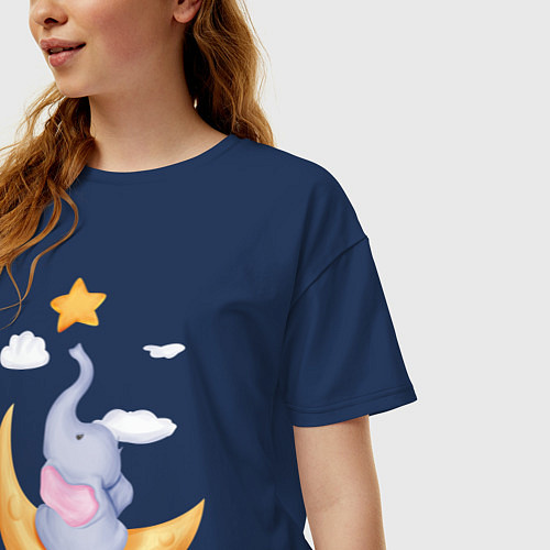 Женская футболка оверсайз Милый Слонёнок Сидит На Месяце и Тянется К Звезде / Тёмно-синий – фото 3