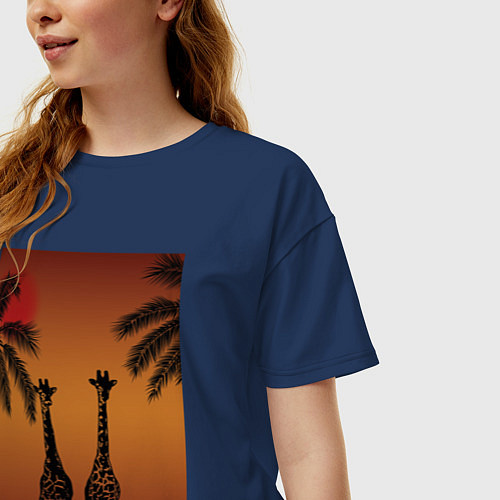 Женская футболка оверсайз Жирафы и пальмы на закате / Тёмно-синий – фото 3