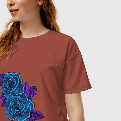 Женская футболка оверсайз Синие розы ночью / Кирпичный – фото 3