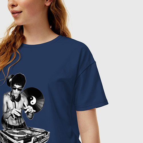 Женская футболка оверсайз Bruce Lee - Vinyl Dj / Тёмно-синий – фото 3