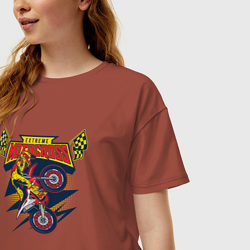 Женская футболка оверсайз Extreme motocross: мотоциклист на красном мото / Кирпичный – фото 3