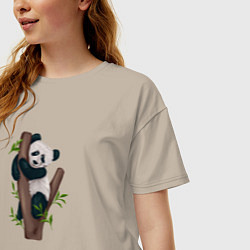 Футболка оверсайз женская Панда висит на дереве, цвет: миндальный — фото 2