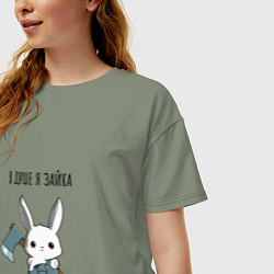 Футболка оверсайз женская В душе я зайка - зайка с топором, цвет: авокадо — фото 2