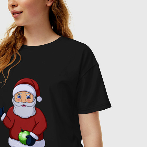 Женская футболка оверсайз Дед Мороз с елочной игрушкой / Черный – фото 3