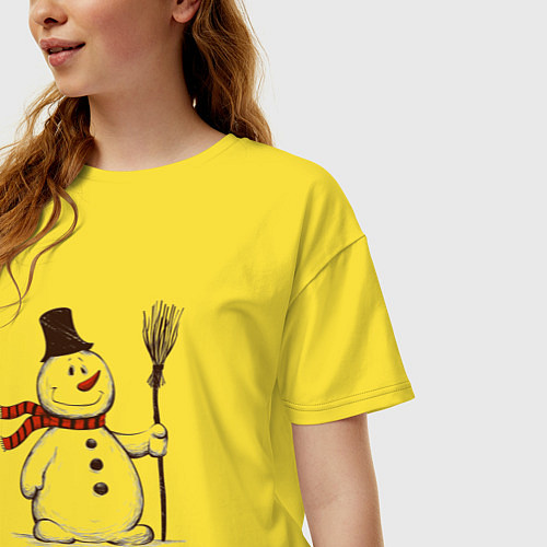 Женская футболка оверсайз Новогодний снеговик с метлой / Желтый – фото 3
