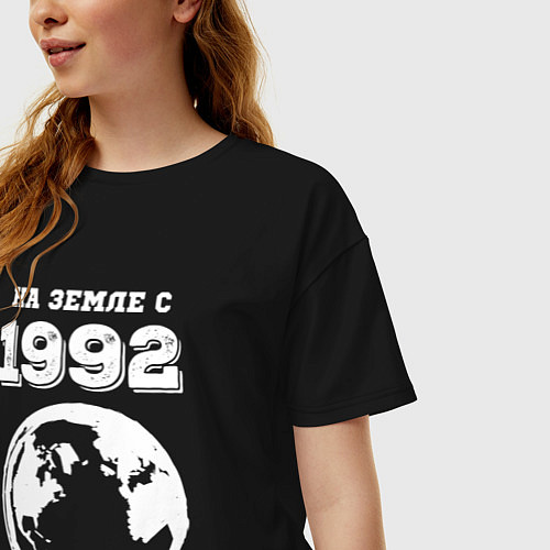 Женская футболка оверсайз На Земле с 1992 с краской на темном / Черный – фото 3