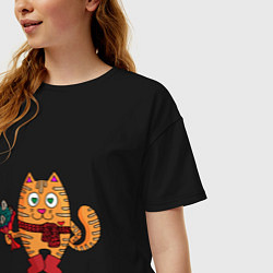 Футболка оверсайз женская Влюбленный рыжий кот с рыбным букетом, цвет: черный — фото 2