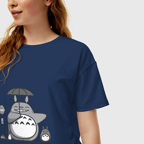 Женская футболка оверсайз Тоторо с зонтиком / Тёмно-синий – фото 3