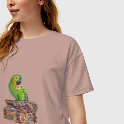Футболка оверсайз женская Зеленый попугай на сундуке с сокровищами, цвет: пыльно-розовый — фото 2