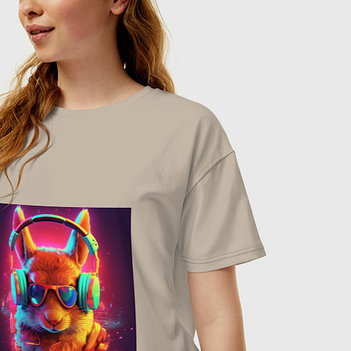 Женская футболка оверсайз Яркий заяц в солнцезащитных очках и наушниках / Миндальный – фото 3