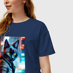 Футболка оверсайз женская Модный котик на фоне городских огней, цвет: тёмно-синий — фото 2