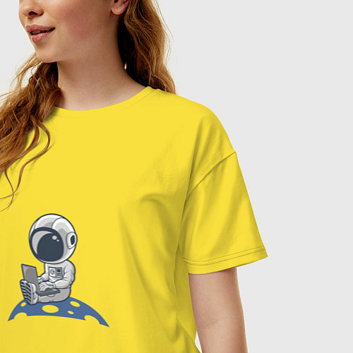 Женская футболка оверсайз Космонавт с ноутбуком / Желтый – фото 3