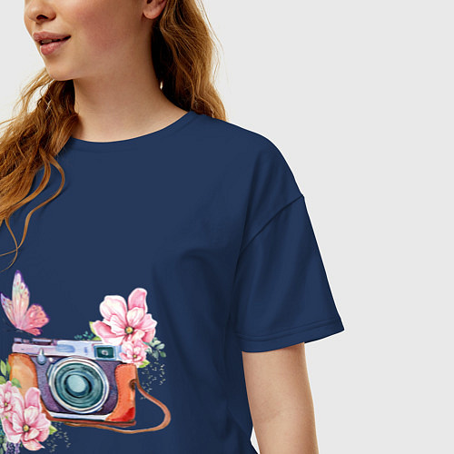 Женская футболка оверсайз Фотоаппарат в цветах и бабочки / Тёмно-синий – фото 3