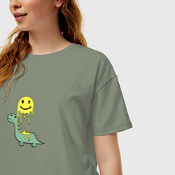 Футболка оверсайз женская Мультяшный динозавр и стекающий смайлик, цвет: авокадо — фото 2