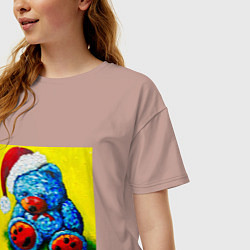 Футболка оверсайз женская Плюшевый синий Санта мишка, цвет: пыльно-розовый — фото 2