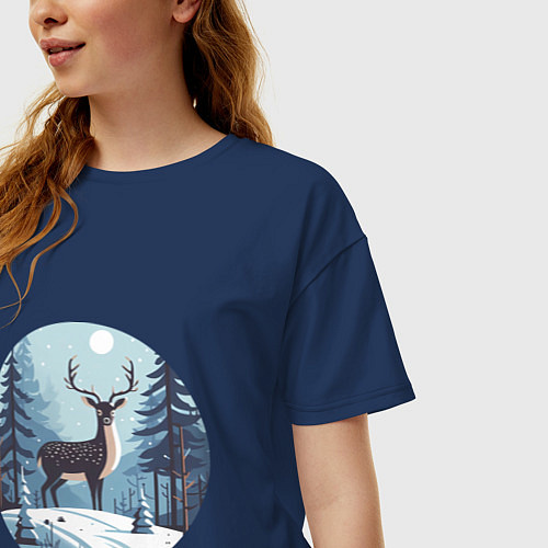 Женская футболка оверсайз Зимняя сказка олень в лесу / Тёмно-синий – фото 3