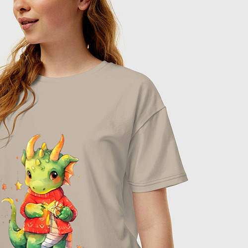 Женская футболка оверсайз Милый дракончик в свитере / Миндальный – фото 3