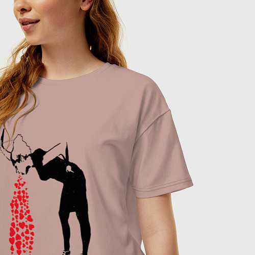 Женская футболка оверсайз Девушку тошнит сердцами граффити Бэнкси / Пыльно-розовый – фото 3