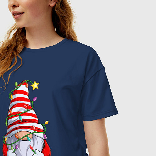 Женская футболка оверсайз Новогодний гном с гирляндой / Тёмно-синий – фото 3