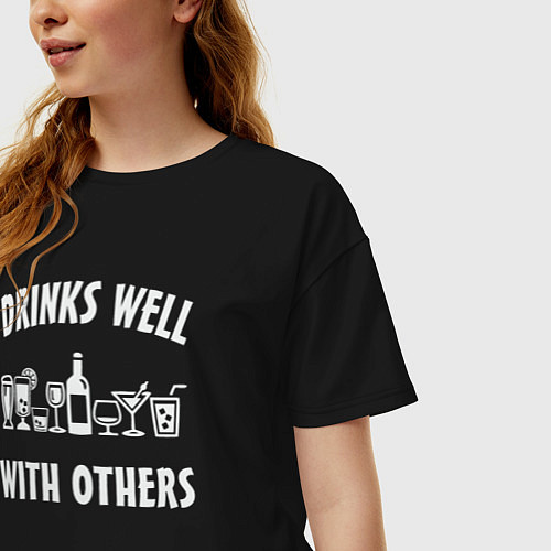 Женская футболка оверсайз Drinks well with others / Черный – фото 3