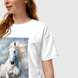 Футболка оверсайз женская Белая лошадь на фоне неба, цвет: белый — фото 2