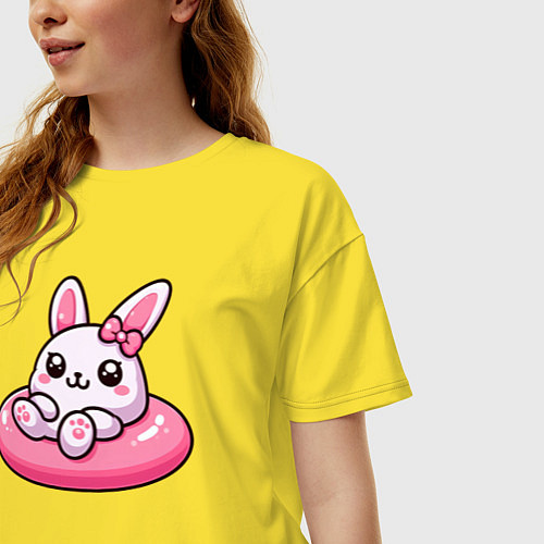 Женская футболка оверсайз Смешной розовый кролик в надувном круге / Желтый – фото 3